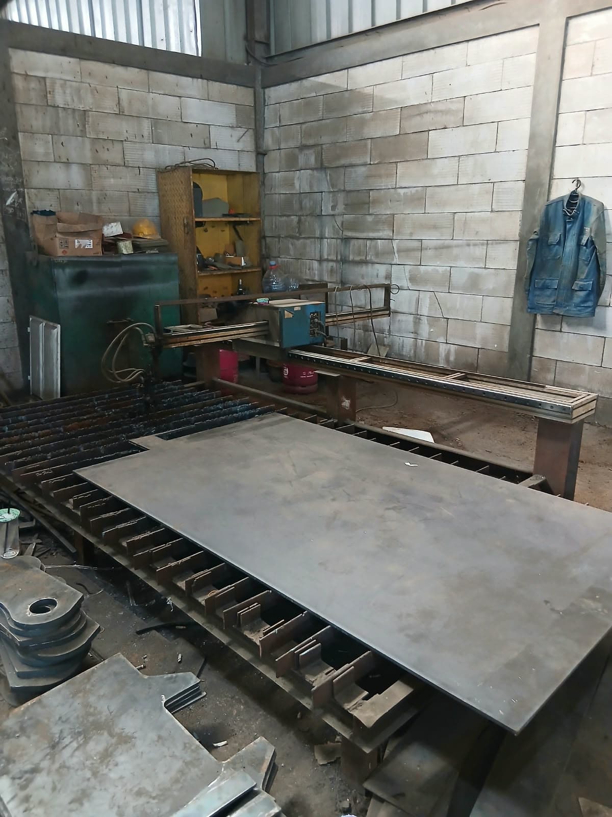 Steel plate on the CNC plasma cutting table
